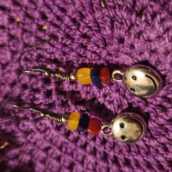 Smiley face earrings - Picture 2 of 3